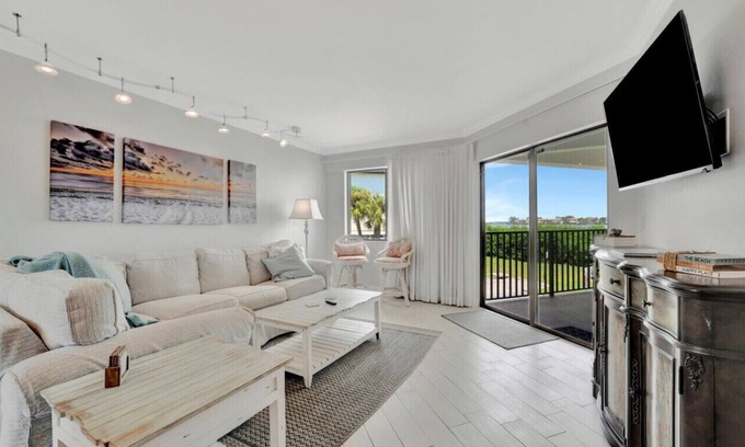 Bradenton Beach Condo | Bay to Bradenton Beach 2-2 Steps to Bridge Street-Marina