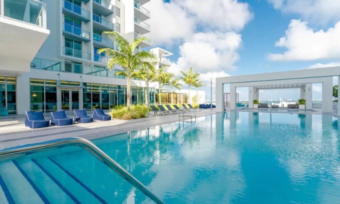 Northeast Miami Condo | Bay view design district condo with pool, gym, parking