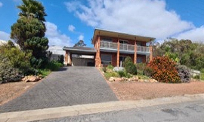 Lake Wangary House | Bay Views - Modern 3 bedroom 2 bathroom brick home, on a quite street