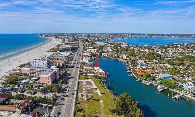 St. Pete Beach Condo | Bayfront Beauty - Spacious 2/2 Condo Across From The Beach