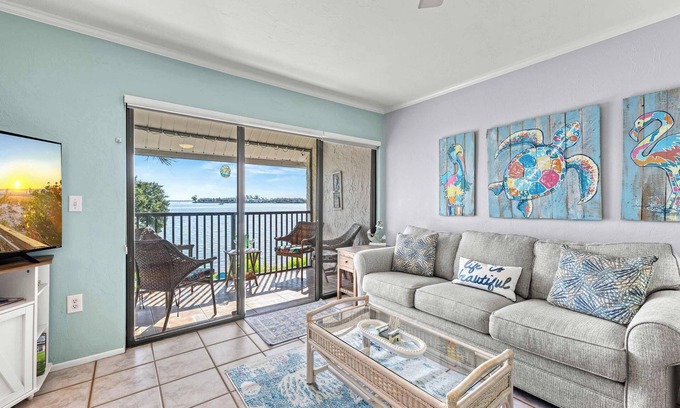 Bradenton Beach Condo | Bayfront Views Private Beach Access Pickleball