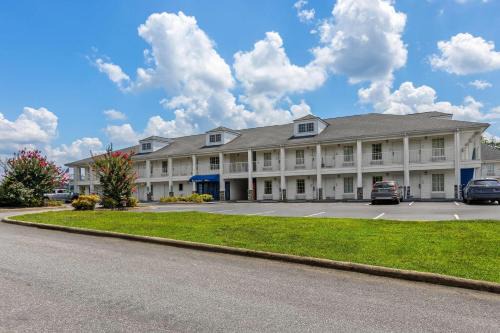 Forest City Hotel | Baymont by Wyndham Forest City