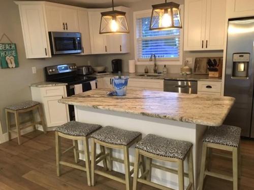 Little Salisbury House | Bayside Getaway on 87th