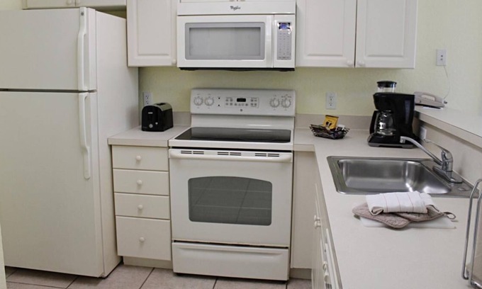 Bostroms Resort | Beach Adventure! 3 Spacious Units, Kitchen, Beachfront, Pool, Surfing