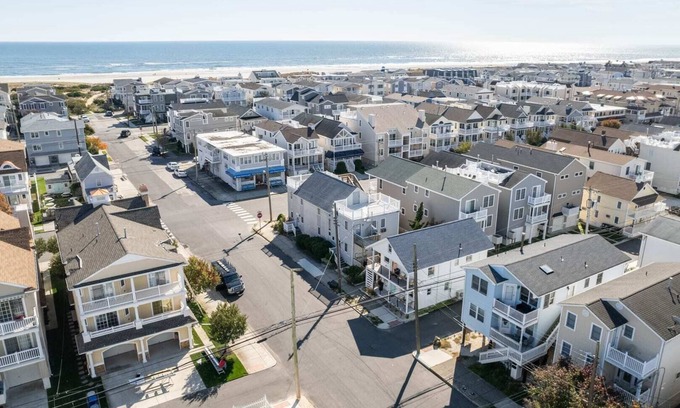 Ocean City House | Beach Block-1min Walk-Luxury-The Reef Downstairs