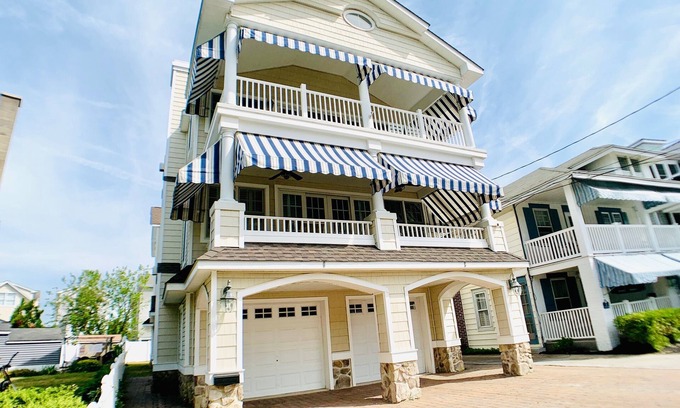 Gardens Condo | Beach Block Newer 1st Floor Immaculate Condition - Elevator