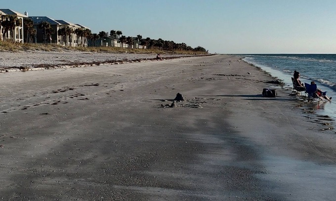 Belleair Beach Cottage | Beach Cottage 10 Steps to Pool, 45 Steps to Beach, Free Parking, No resort fees