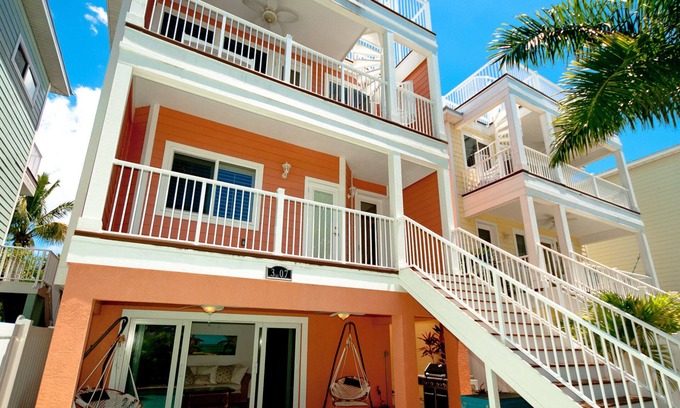 Ilexhurst House | Beach Dance in Holmes Beach