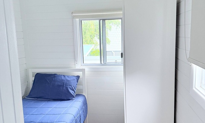 Emu Park Apartment | Beach Dorm accommodation with shared toilet & shower