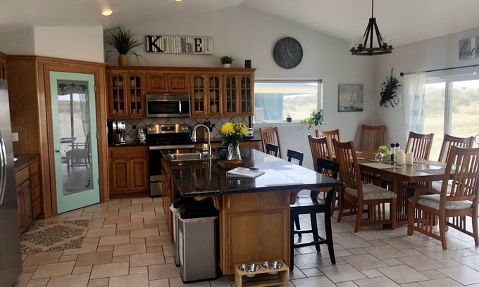 Bayshore House | Beach Front-Bay View.- Pool Access- Spacious-Relaxing-Pets. Great Spot!