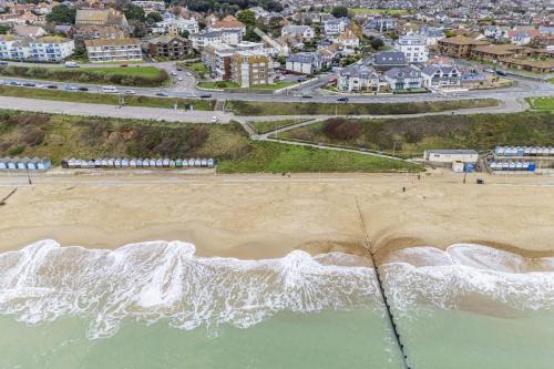Southbourne House | Beach Front Getaway - Luxury Apt with Large Garden