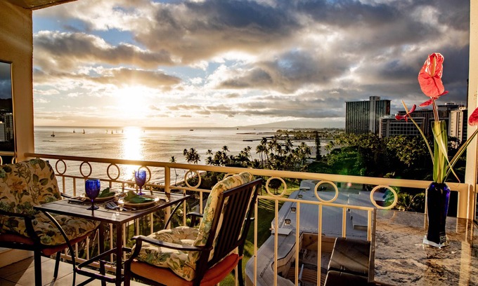 Waikiki Condo | Beach Front Studio With Spectacular Ocean Views