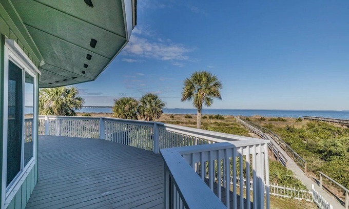 Dale House | Beach Front Harbor Island - Panoramic Views!