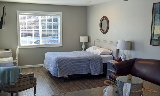 Sturgeon Bay Cottage | Beach Harbor Resort - Studio Cottage