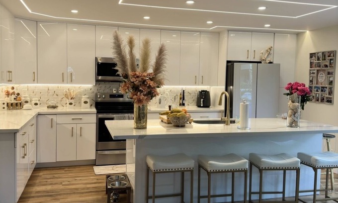 Waianae House | Beach House,2 minutes walking to the beach and Restaurant The Beach House by 604