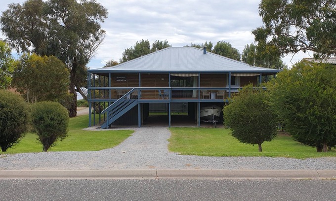 Carrickalinga House | Beach House-5 minutes to beach, with deck surrounding house, family friendly