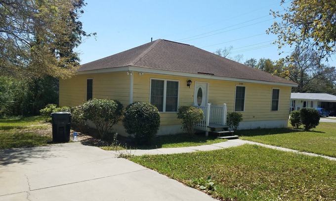 Conway House | Beach Life Without The Beach Price 20 minutes from Myrtle Beach