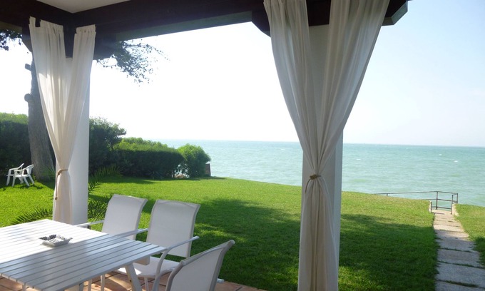Sanlucar de Barrameda Ski Chalet | Beach line villa with stunning sea views. WIFI. Private garden
