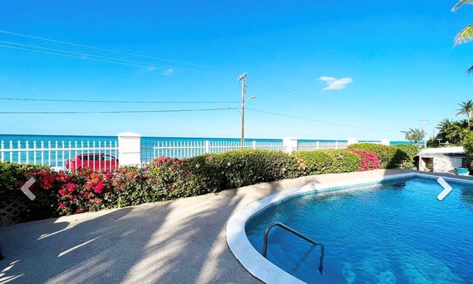 Gambier House | Beach, Ocean View Pool, King Bed - Walking distance to Restaurants & the Beach!