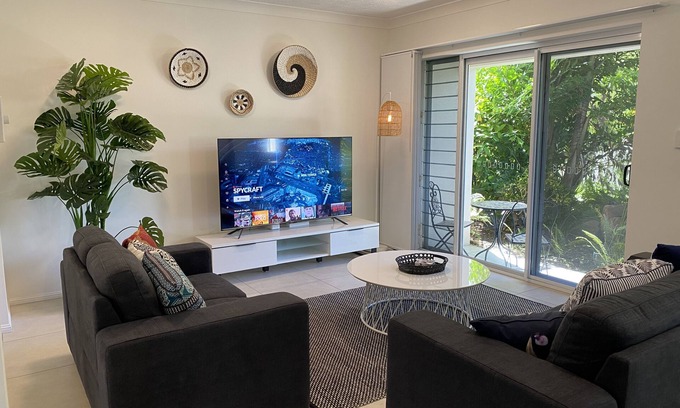 North Ward Apartment | BEACH, SHOPS & STRAND 5 min walk away