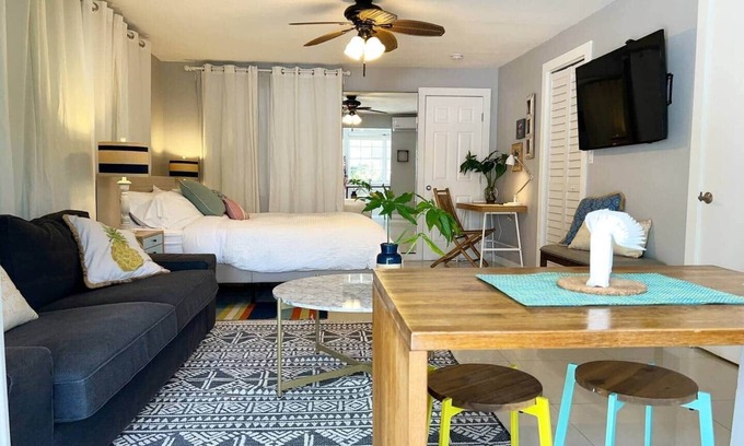 Flagami House | Beach studio w/patio- AC - Free parking & laundry!
