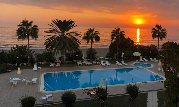 Seki House | Beach under your feet ALACA Tatil Sitesi