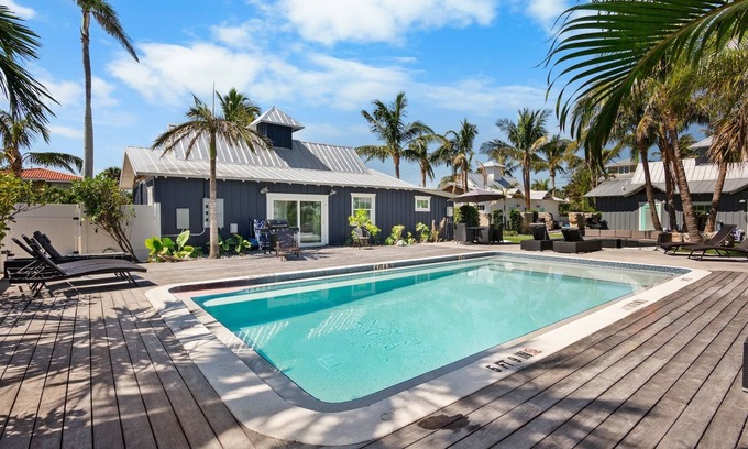 Holmes Beach Villa | Beach Villa! Pool, Porch, and 2-Min Walk to Beach!