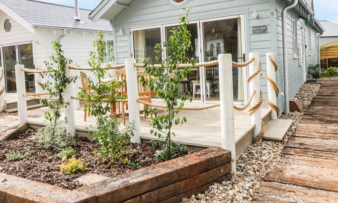 Filey Cabin | BEACH WALK, pet friendly, luxury holiday cottage, with pool in Filey