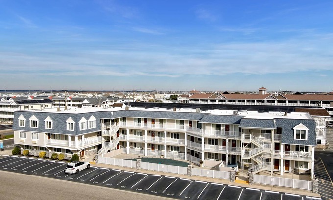 Avalon Condo | Beachblock condo with pool and only steps from the beach