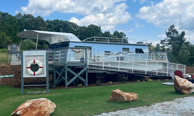 Salem Boat Rental | Beached Houseboat-Free Park Pass