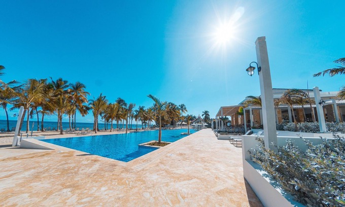 Villas Del Mar House | BeachFront Club Hemingway 3Bedroom Condo