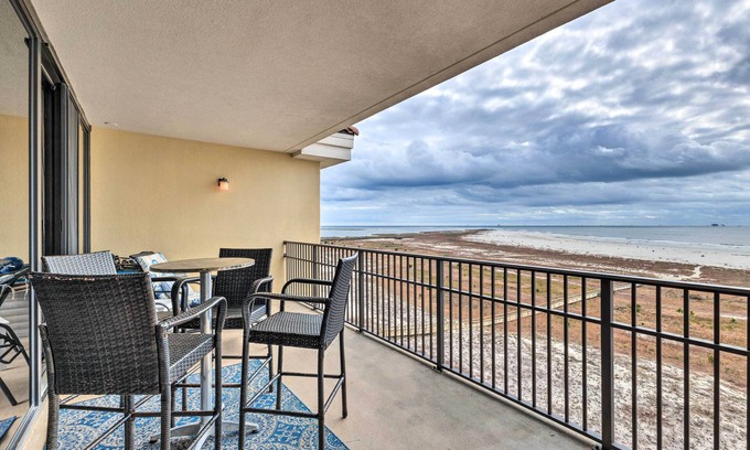 Dauphin Island Condo | Beachfront Dauphin Island Condo: Pool Access!