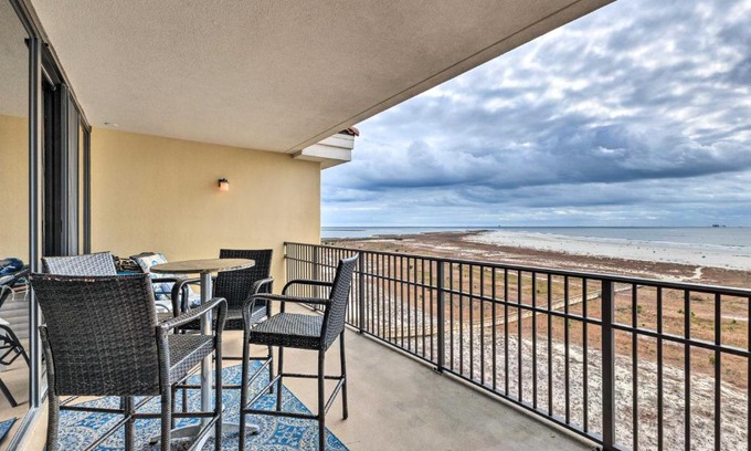Dauphin Island Apartment | Beachfront Dauphin Island Condo Pool Access!