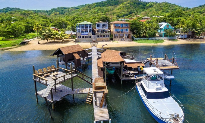 Antoneys Cay House | Beachfront! Diving, Snorkeling, Kayaking on site. Turtle Casa, ENTIRE VILLA!