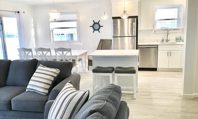 South End House | Beachfront Dream Cottage Sleeps 11 Beautiful PETS OK