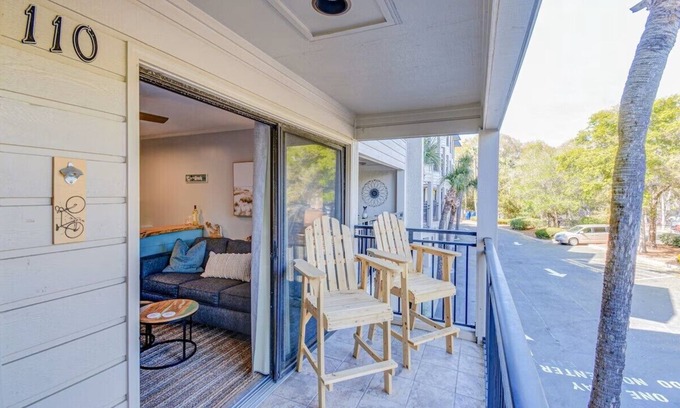 Hilton Head Island Condo | Beachfront Escape w Balcony+Pool
