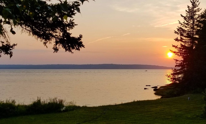 Trenton House | Beachfront Getaway: Acadia & Bar Harbor, A/C, Fire Pit, Gazebo-New for 2025.