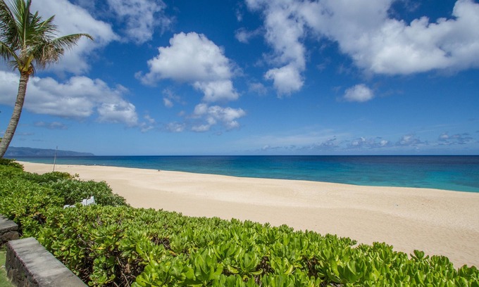 Pupukea Cottage | Beachfront Home at the world famous Banzai Pipeline