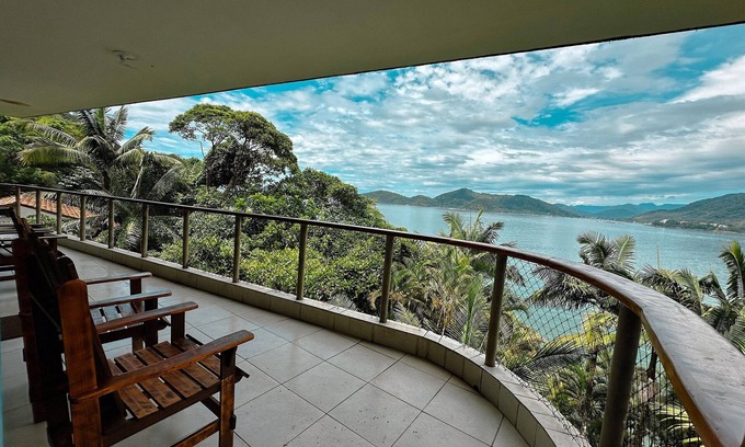 Praia da Enseada House | Beachfront House in Enseada Ubatuba for 12 People