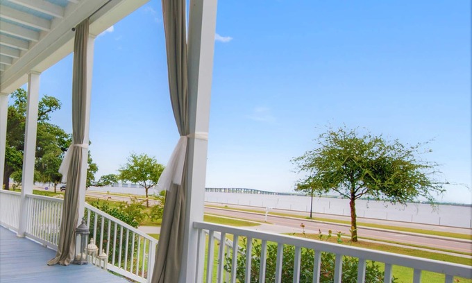 Old Town House | BEACHFRONT IN OLD TOWNE! SLEEPS 12