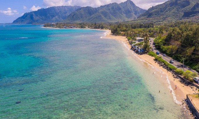 Punaluu House | BEACHFRONT Luxe. Swim with turtles! private gated 4 bed/3 bath garage central AC