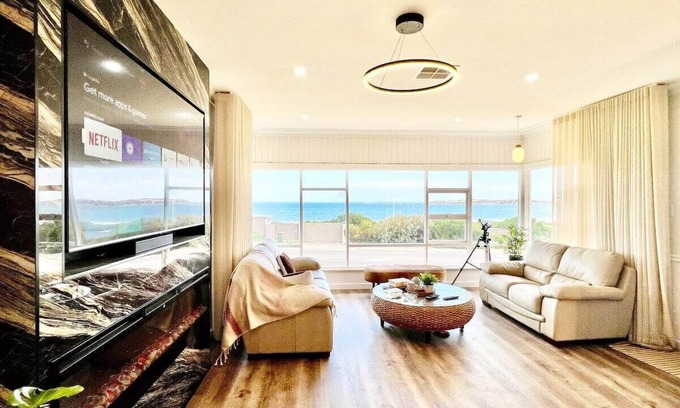 McCracken House | Beachfront Marshmallow- Stunning Beachfront Views