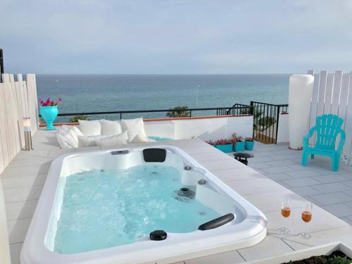 La Capellania Apartment | Beachfront Penthouse - Heated Jacuzzi, BBQ & Bikes