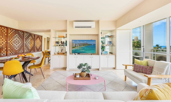 Honolulu Condo | Beachfront Property w/Sand Access at Waikiki Shore Condo with Full Kitchen