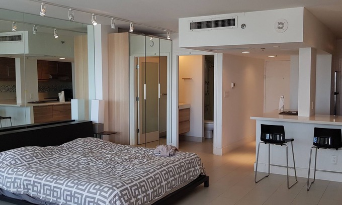 South Beach House | Beachfront studio with living balcony in the heart of Miami Beach