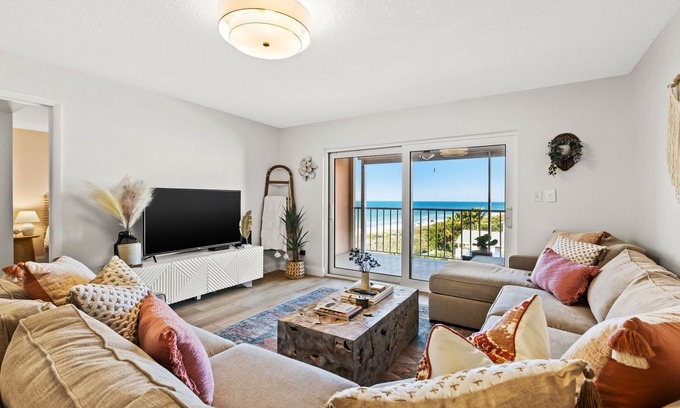 Indian Rocks Beach Condo | Beachfront w/Views! 🏝 Kid & Pet-friendly, Heated Pool, Spa, Pickle Ball/Tennis