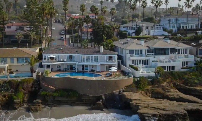 Lower Hermosa House | Beachfront Windansea Escape ideal for families