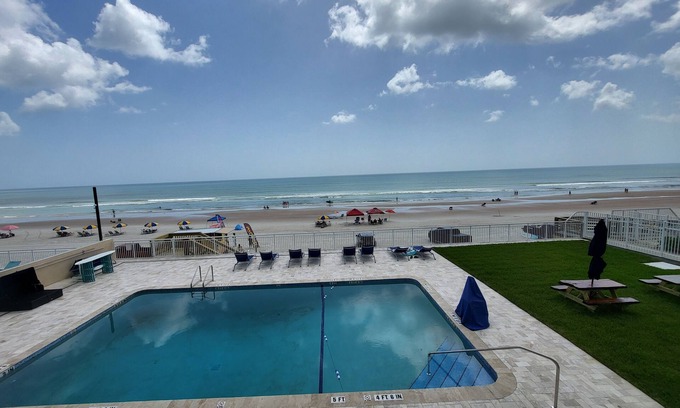 Daytona Beach Shores Hotel | Beachside Hotel