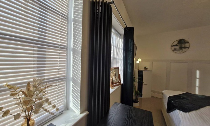 Cleethorpes Apartment | Beachside Retreat - Pets Ok - Free Parking