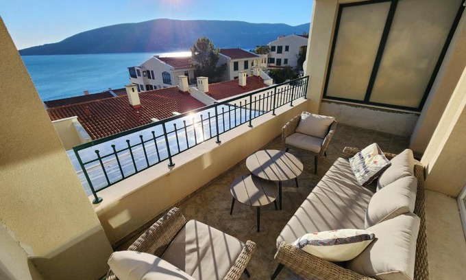 Herceg Novi Apartment | Beachside Studio with Sea View - Herceg Novi
